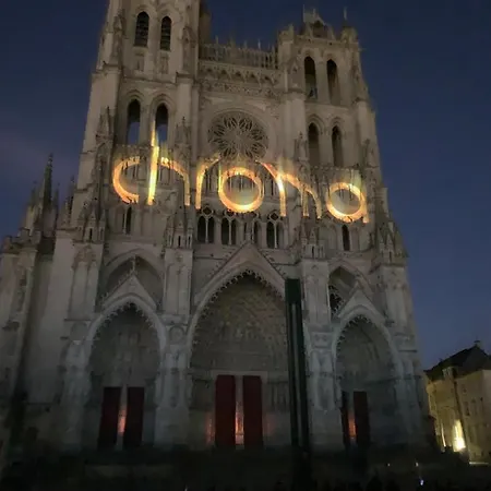 Vue Exceptionnelle Sur La Place Gambetta Plein Centre Cafes Restos Ideal Sejour Pro Ou En Famille אמיינס