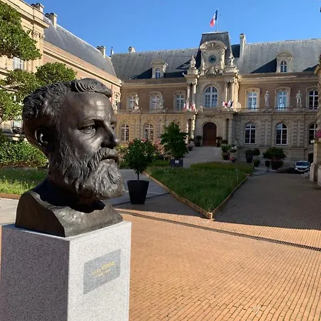 Vue Exceptionnelle Sur La Place Gambetta Plein Centre Cafes Restos Ideal Sejour Pro Ou En Famille