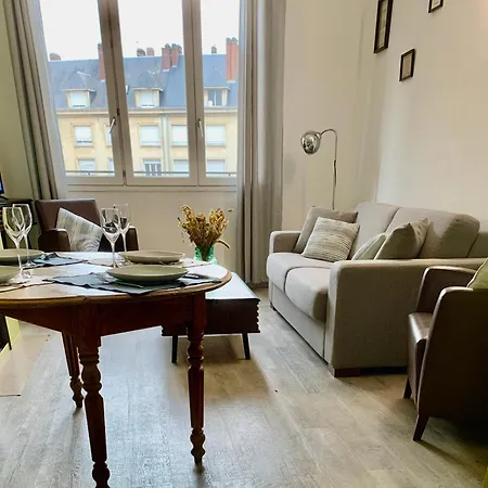 Vue Exceptionnelle Sur La Place Gambetta Plein Centre Cafes Restos Ideal Sejour Pro Ou En Famille Амьен